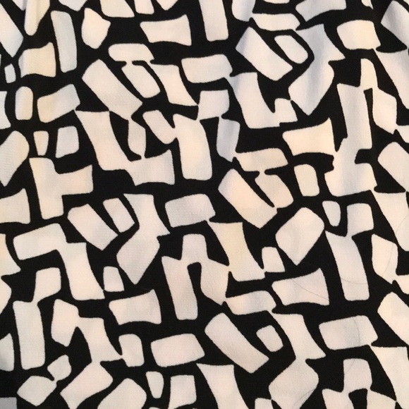 White and Black Patterned Short-sleeve Dress Shirt - Picture 3 of 6